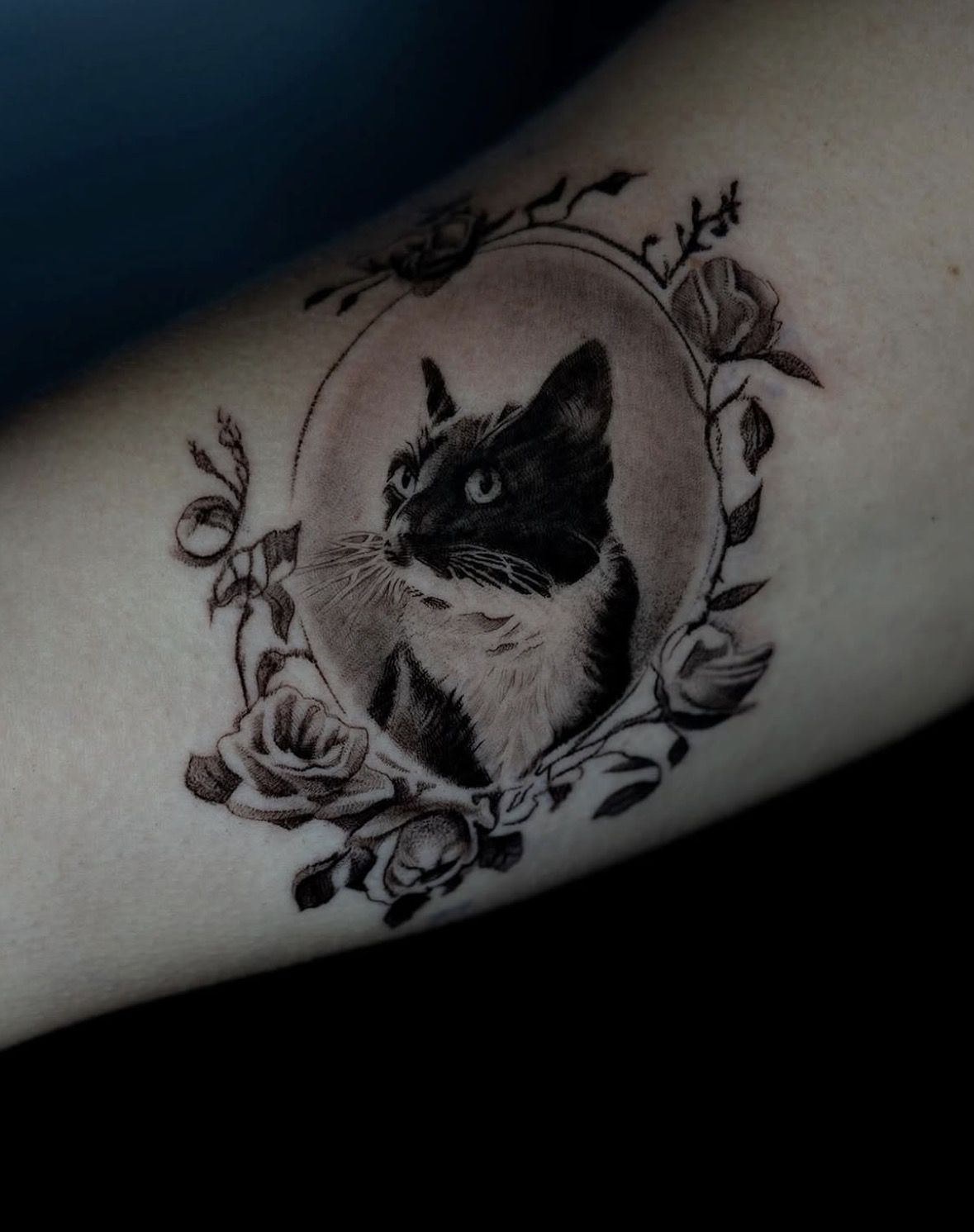 Малка black and grey realism татуировка - котка с рози