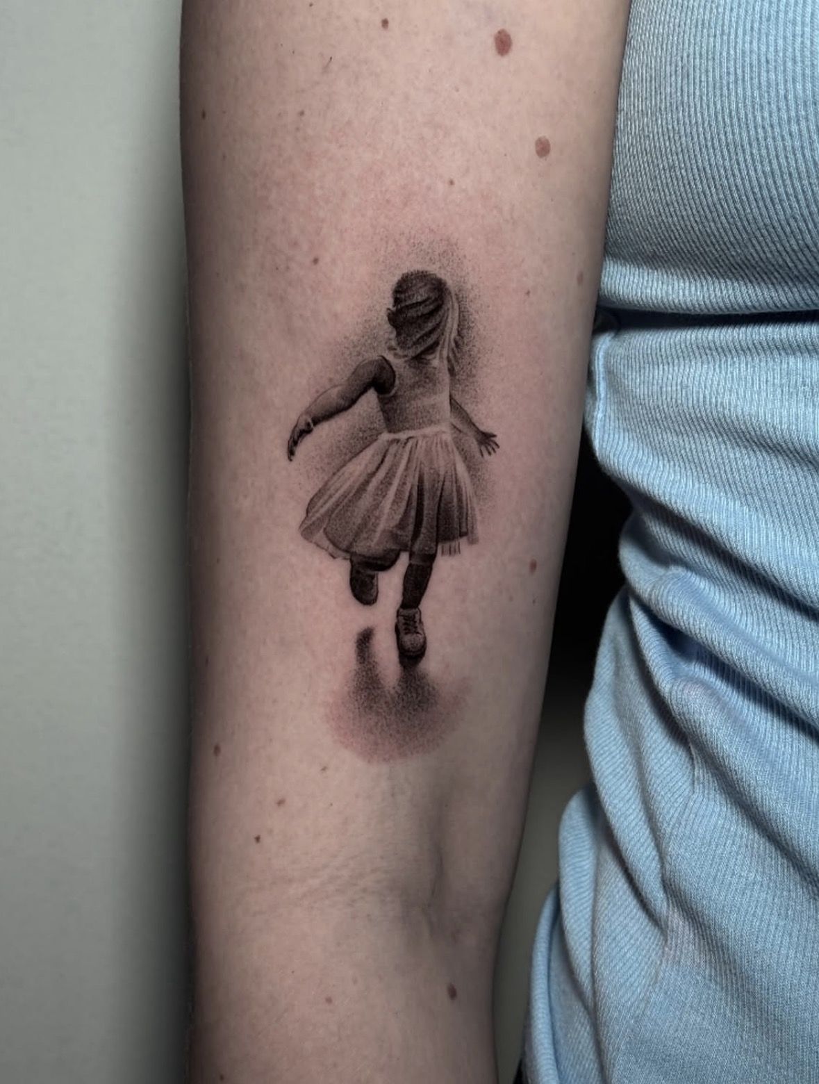 Малка black and grey realism татуировка - силует на танцуващо момиче
