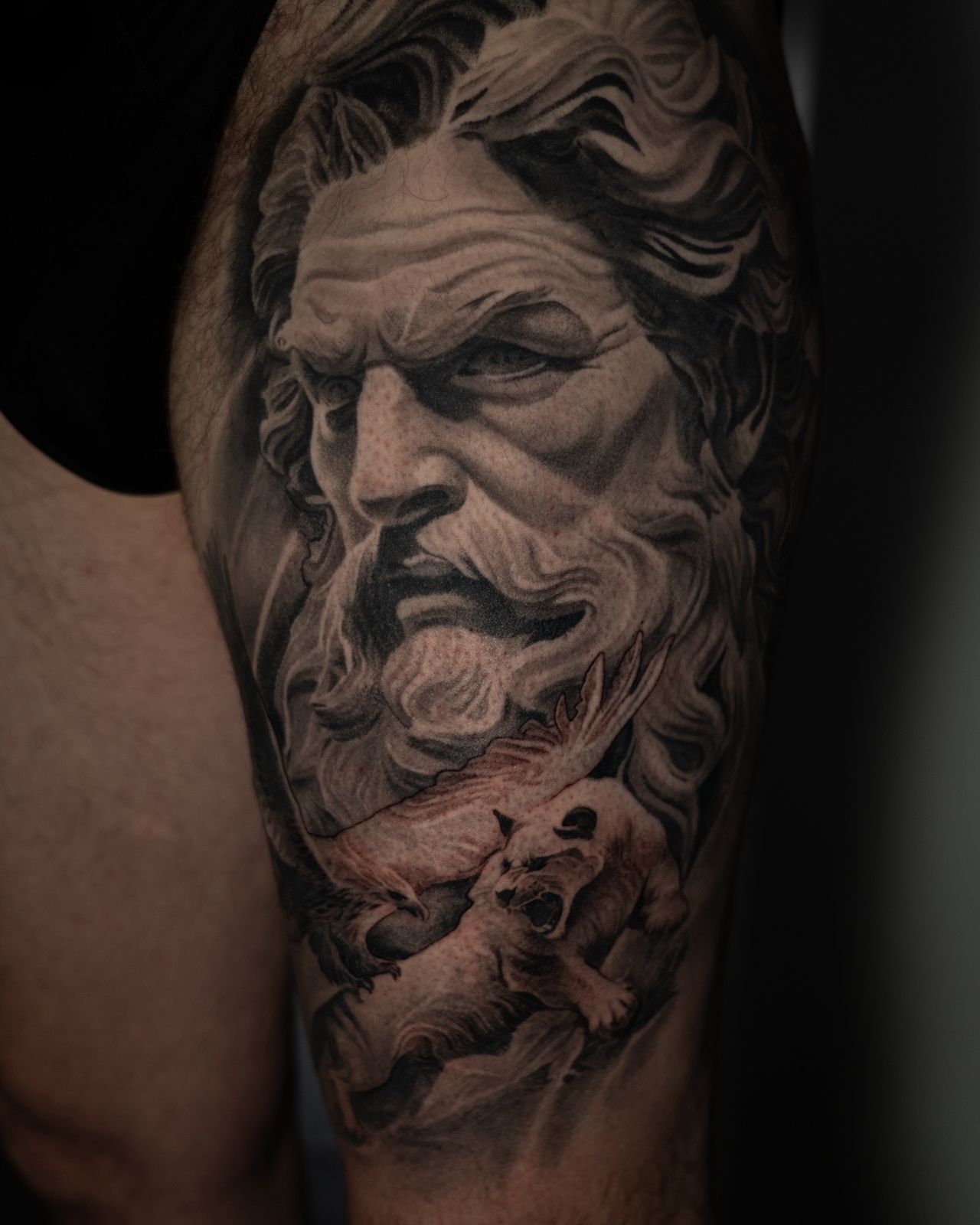 Завършена black and grey realism татуировка - крак