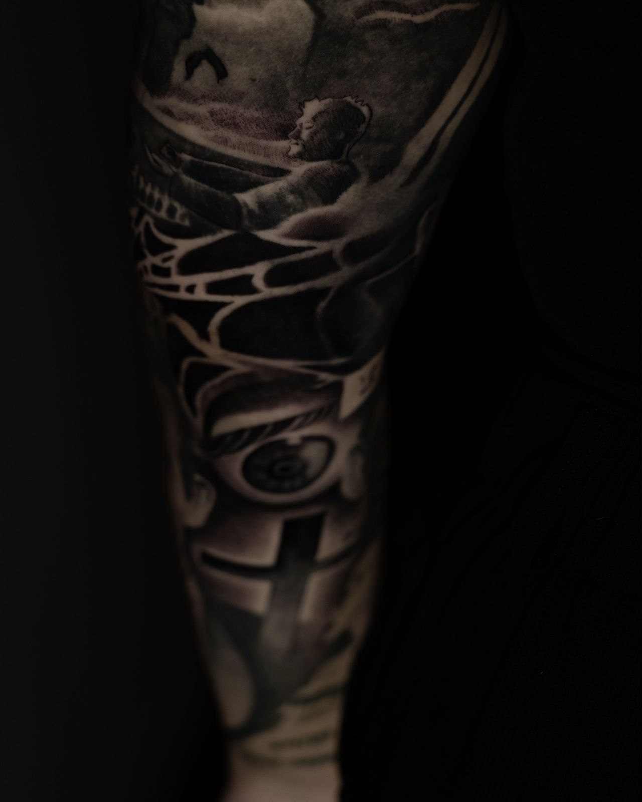 Завършена black and grey realism татуировка - horror sleeve